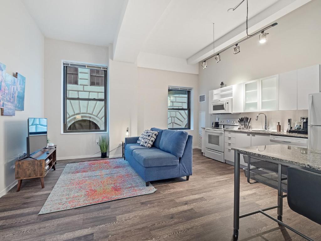 Lavish One Bedroom Condo Walking Distance to Stadiums 602