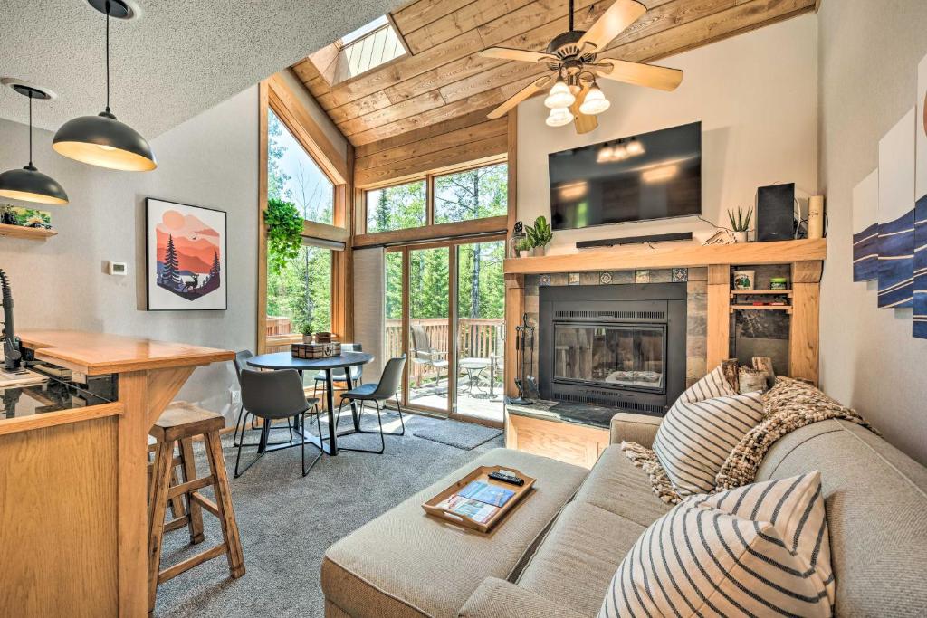 Ski-In and Ski-Out Lutsen Retreat with Pool Access! (Lutsen)