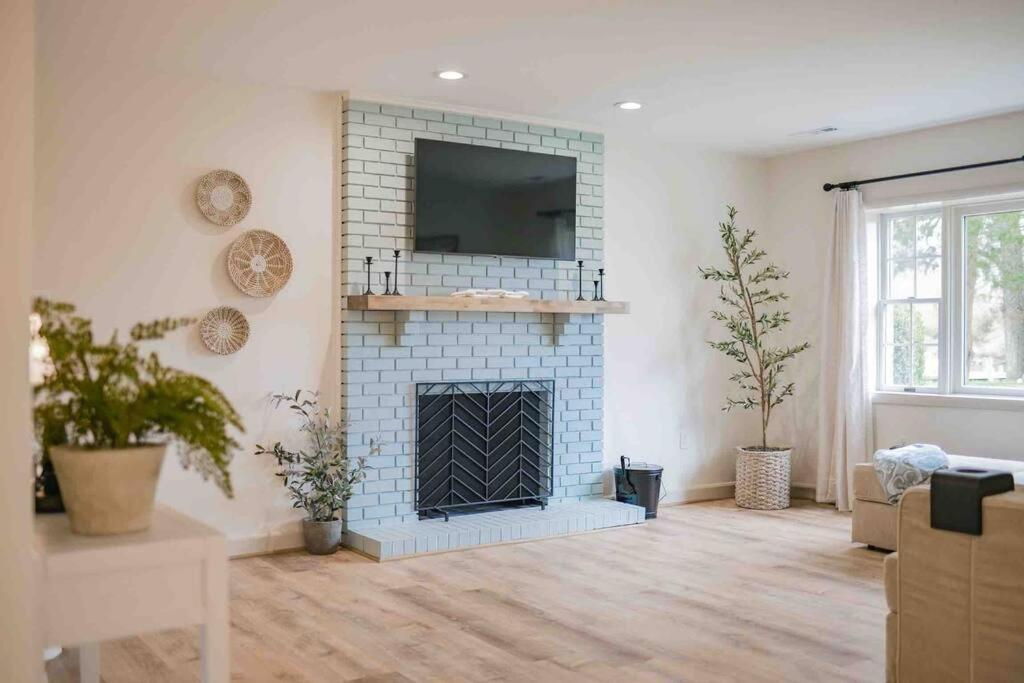 Annapolis Charm Waterfront Chesapeake Bay Getaway Near Beach - Private Pier! (Annapolis) 