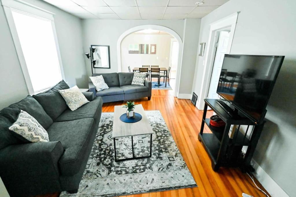 Perfect Getaway - 4bd 2bath in heart of Lincoln (Lincoln)
