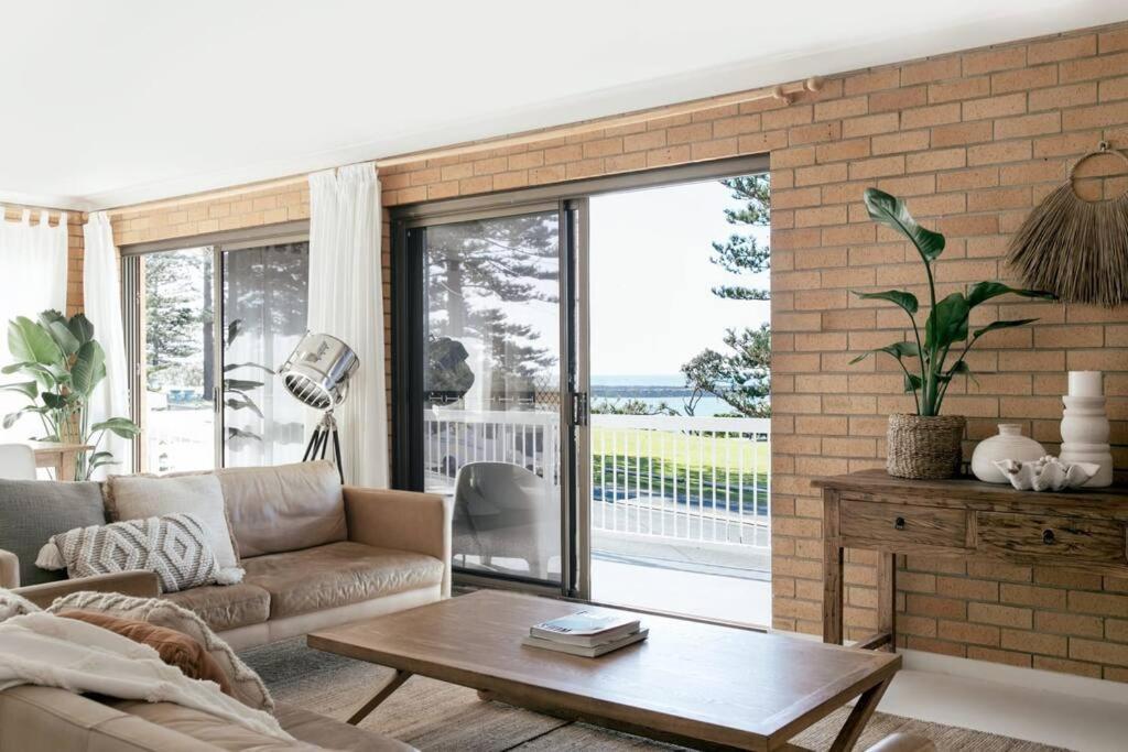 BURLEIGH YAMBA - On Main Beach
