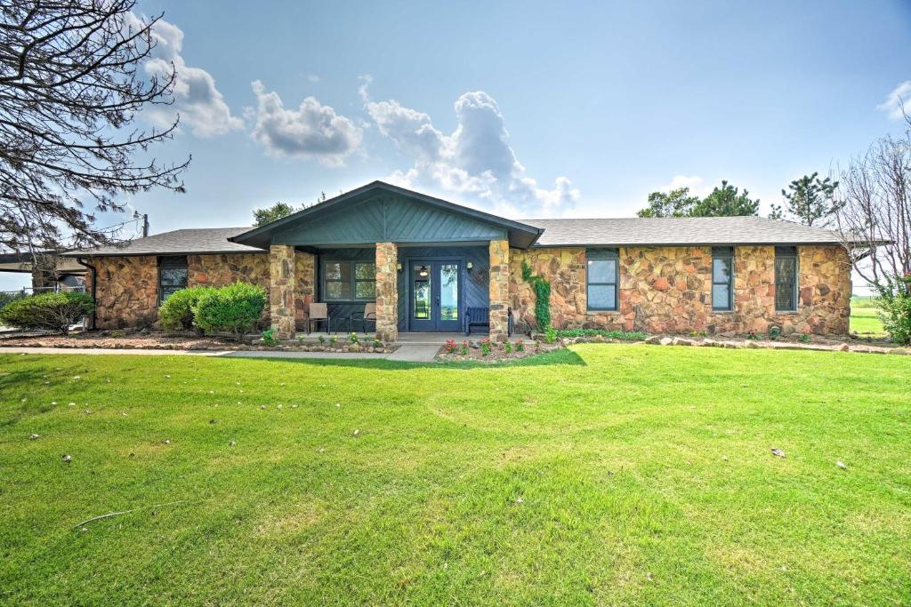 Beautiful Home on 10 Acres Less Than 4 Mi to Medicine Park (Lawton)