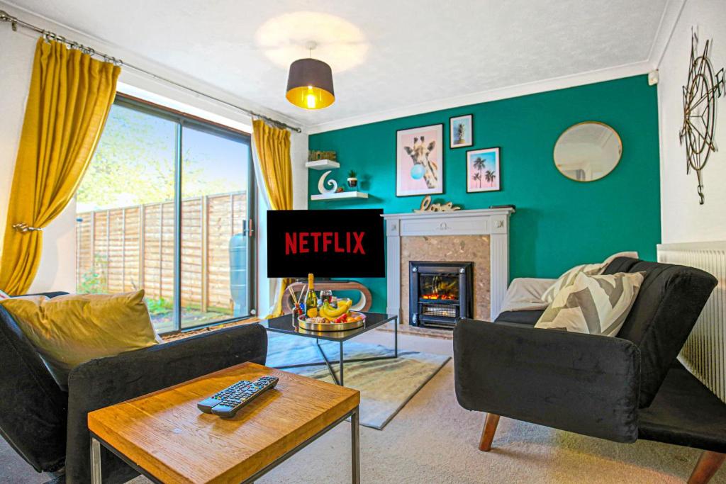 The Cosy House in Central MK with Free Parking