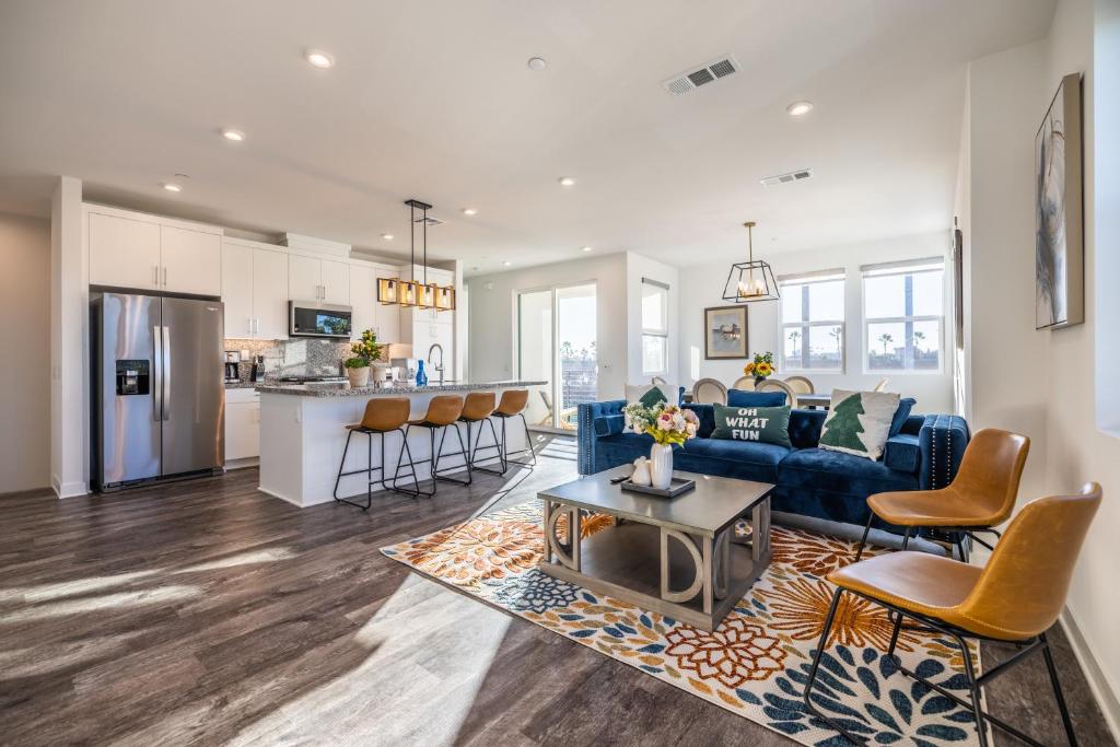 Disney firework view 3 Bedrooms townhouse kitchen Fast wifi (Anaheim)