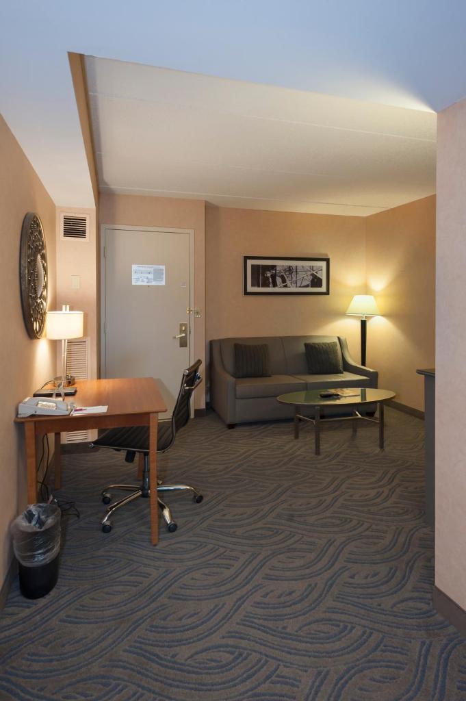 Crowne Plaza Suites MSP Airport an IHG Hotel (Bloomington)
