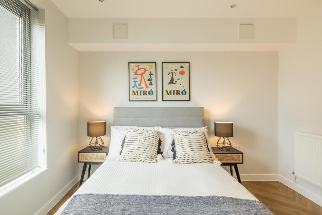 EXECUTIVE 2BR apartment next to Station + Parking