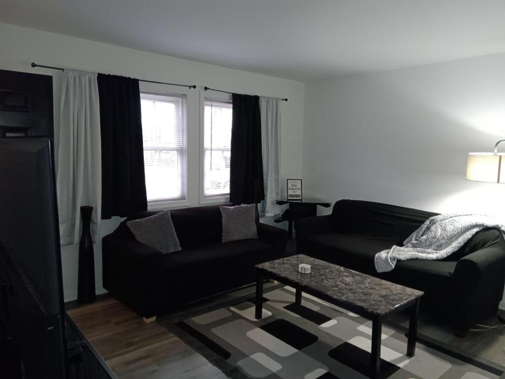 Beautiful 2 bedroom rental unit w/free parking