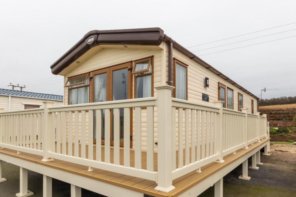 luxury caravan with sea view (Girvan)