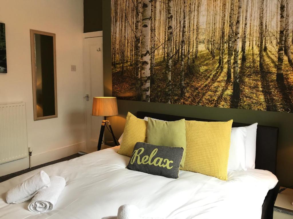 Bright Spacious 3-bed with office & patio