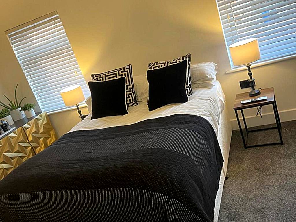 Crown Street room only accommodation