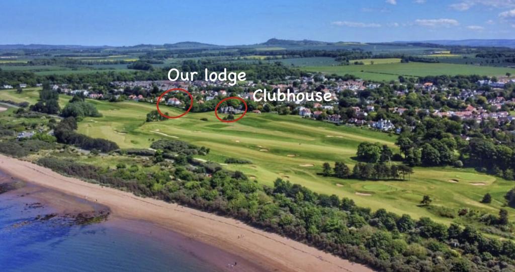 STUNNING LODGE MINUTES FROM THE SEA AND GOLF COURSE