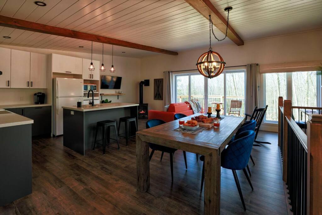 Chalet Woodpecker Lodge - Chaleureux avec foyer.