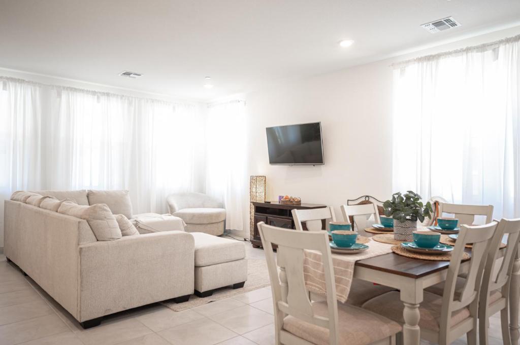 Beautiful Brand New 2 Bedroom Vegas Home! Fits 12 or more,15-20 minutes from LV Strip