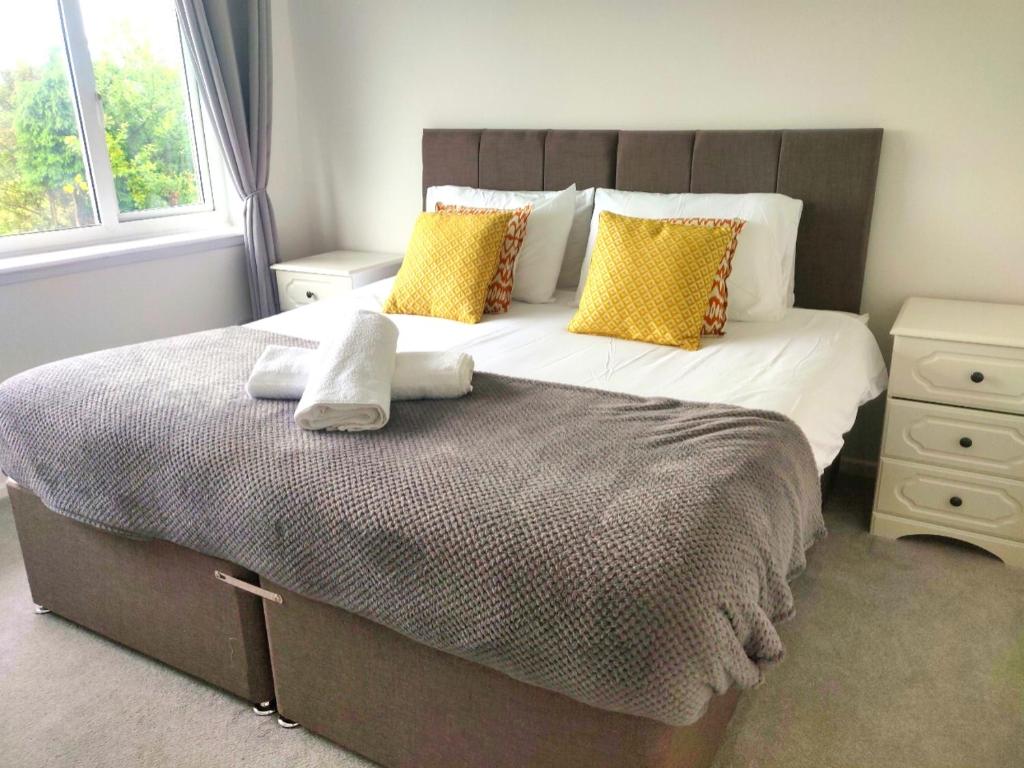 3-bedroom home with Breakfast, PS4 & Private parking