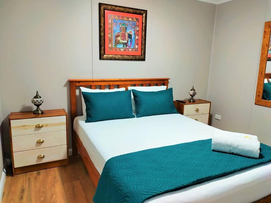 Cute City Cottage - 2 Bedroom - The Strand