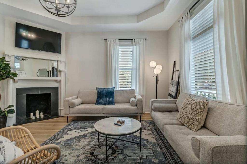 Elegant 2 BR apt in the heart of historic SPR - 5 min drive to TIAA Bank Field