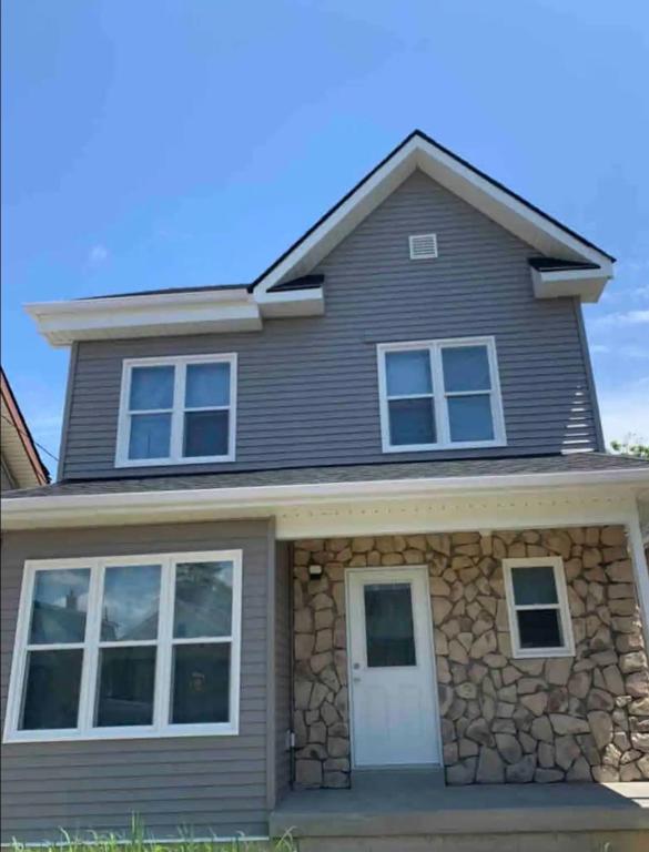 Self contained 2 level apartment with 4 bdrms & 2 bathroom