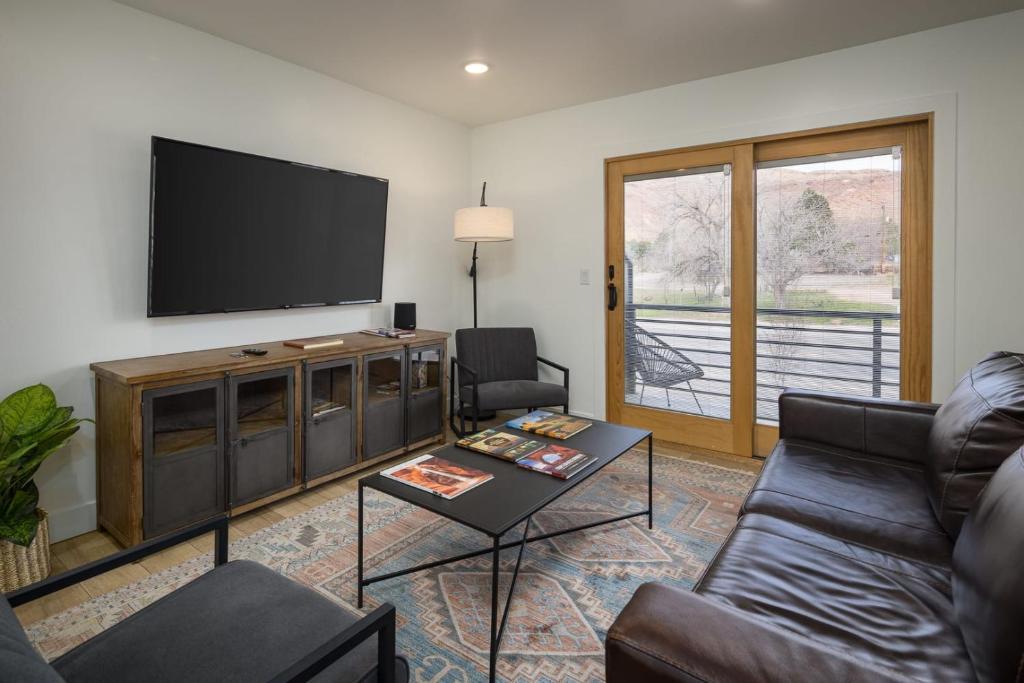 Near Downtown Stylish 2BR With Amazing Patio - 2