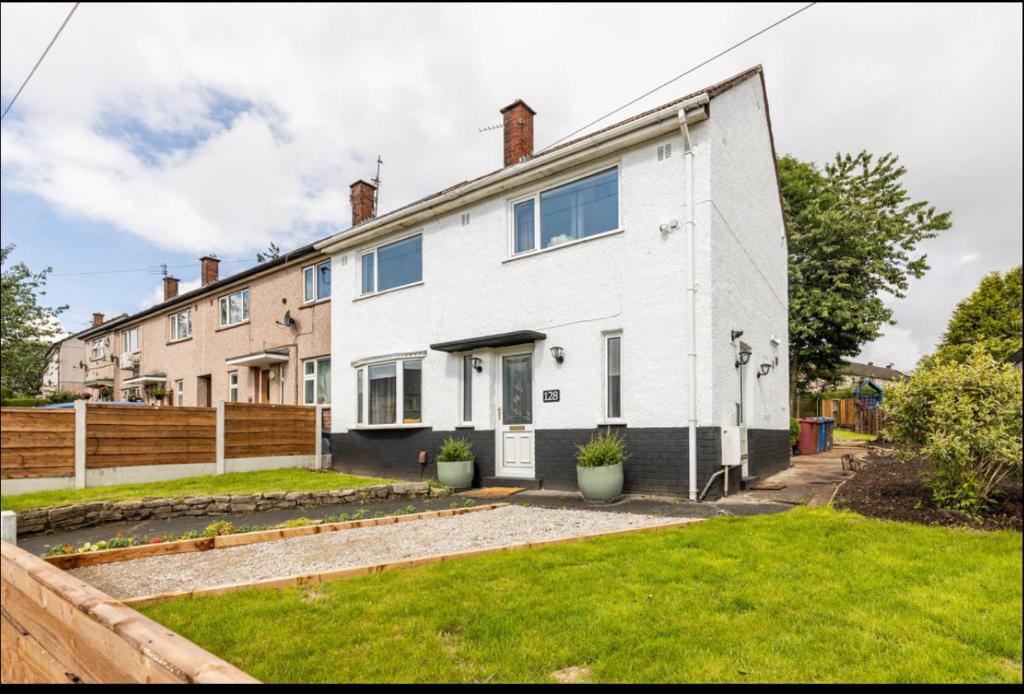Immaculate 3 Bedrooms House in Blackburn Weekend Away