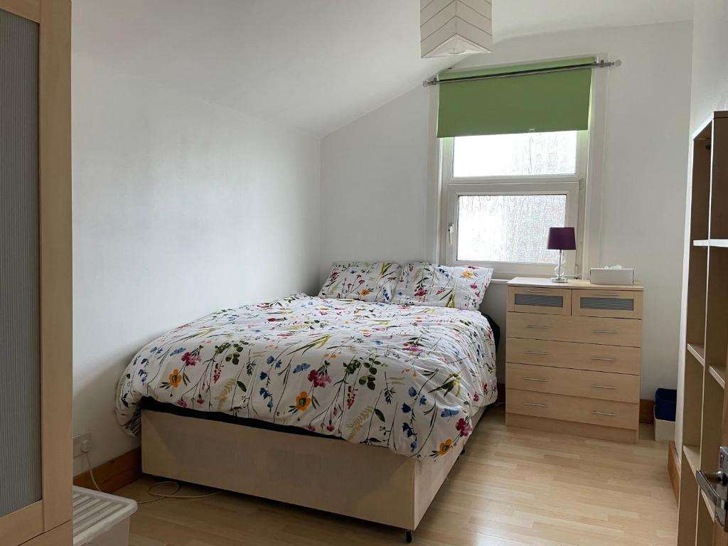 Large Room near Town Centre and Station