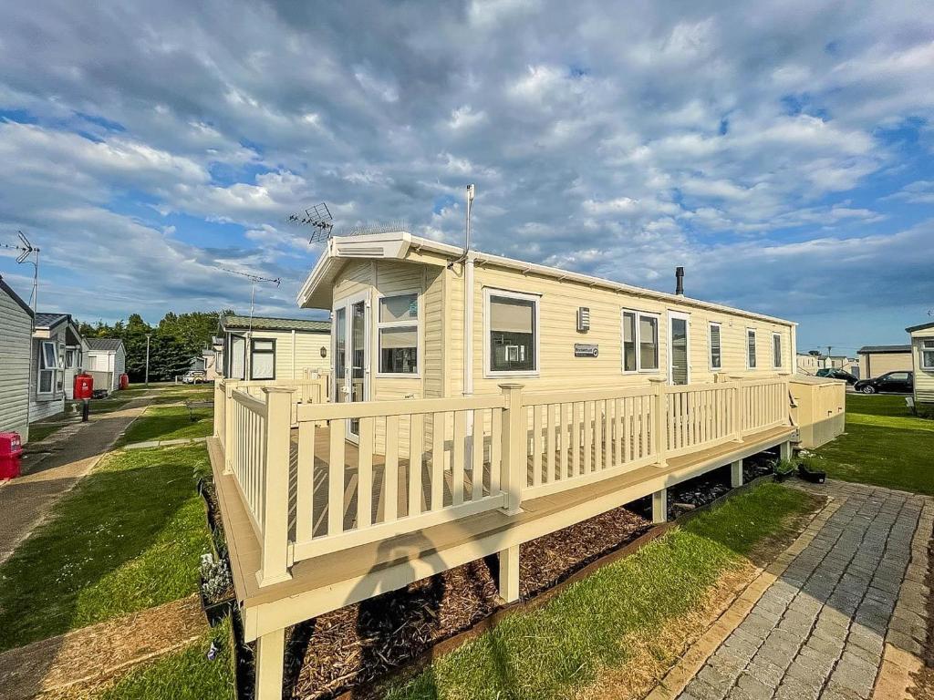 Caravan With Decking And Free Wifi At Seawick Holiday Park Ref 27214s