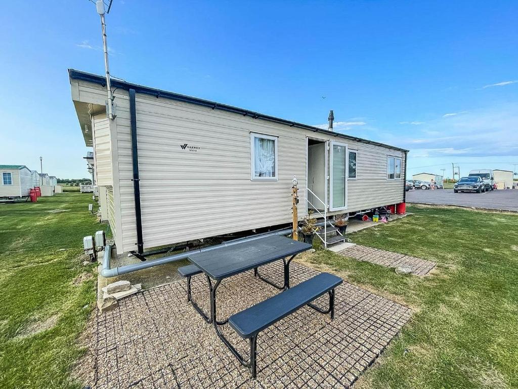 Modern 6 Berth Caravan With Wifi At St Osyth Beach In Essex Ref 28051fv