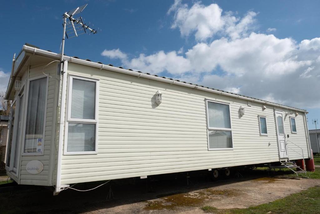 6 berth caravan for hire at Seawick Holiday Park in Clacton-on-Sea ref 27049S