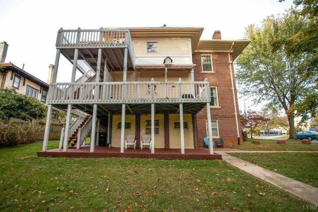 The Crows Nest - Historic 2nd floor Apt