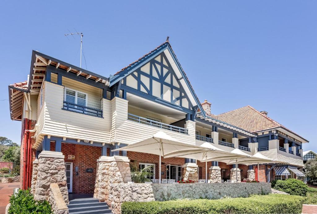 Caves House Hotel