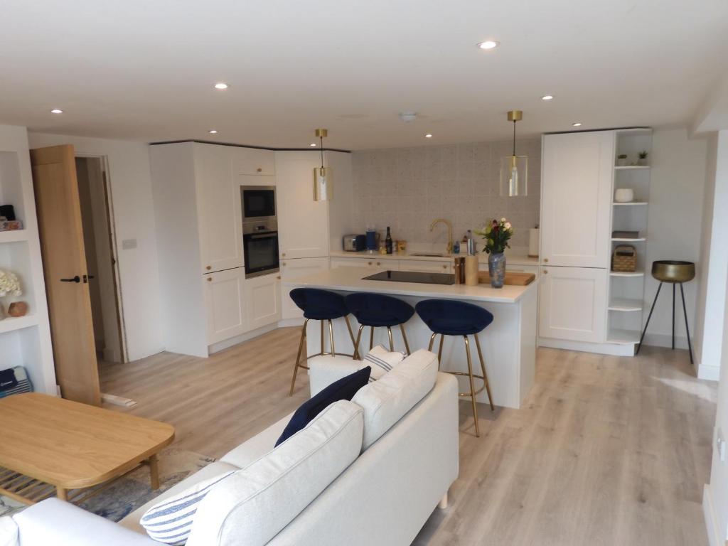 Fabulous Ground Floor Apt Adjacent to Beach