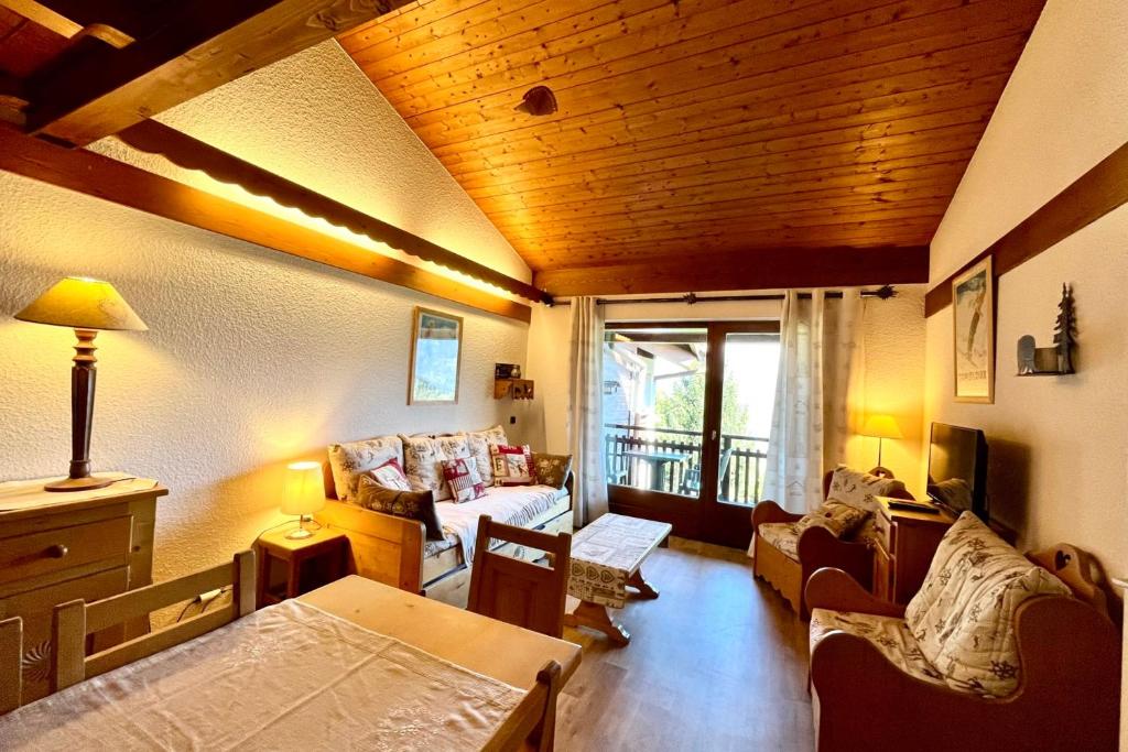 Beautiful Apartment With Balcony And Great View !