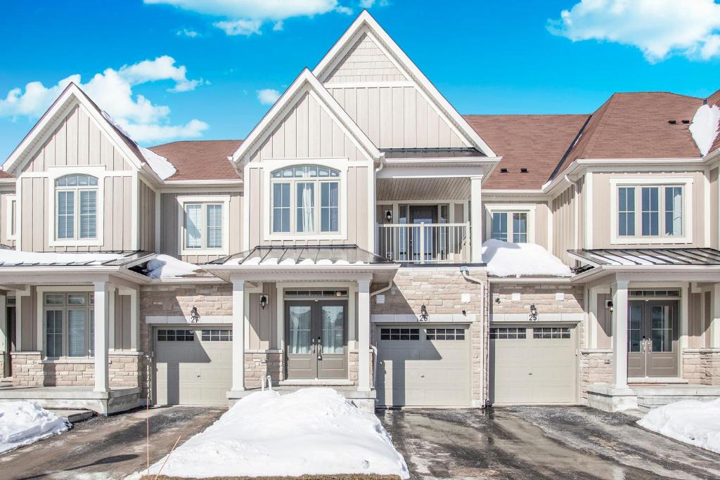 Executive Town Home-Mountain View-Historic Snowbridge Village, Walking Distance to the Resort
