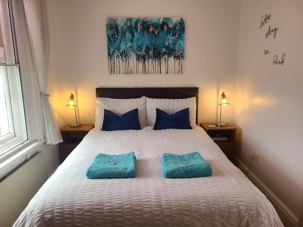 VALE VIEW APARTMENT, Prestatyn, North Wales - a smart and stylish, dog-friendly holiday let just a 5 min walk to beach & town!