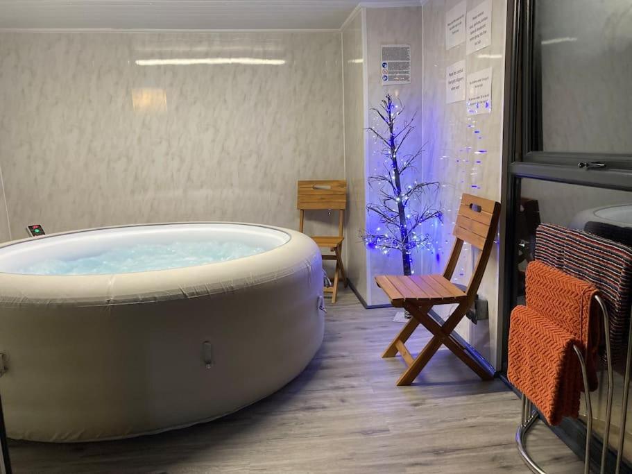 17 Cheerful 2 bed bungalow, hot tub/gym/pool table
