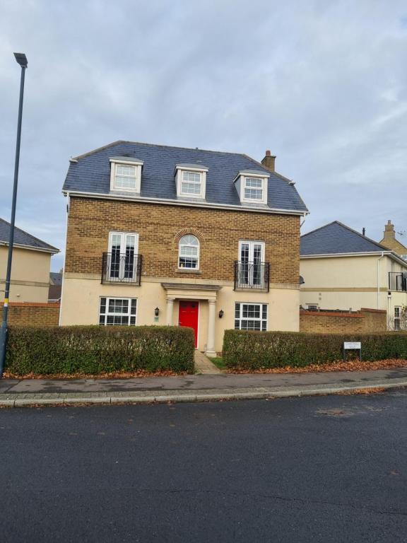 Swindon 6 deluxe doubles 2 with en suite in large house