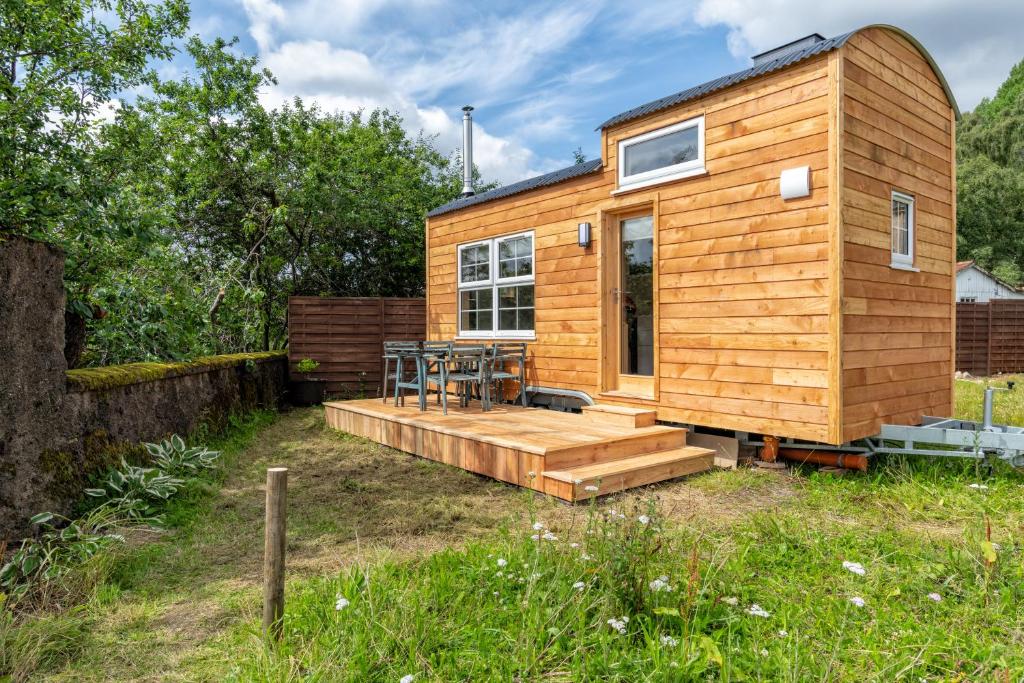 Enchanting Tiny House with wood burner and hot tub in Cairngorms