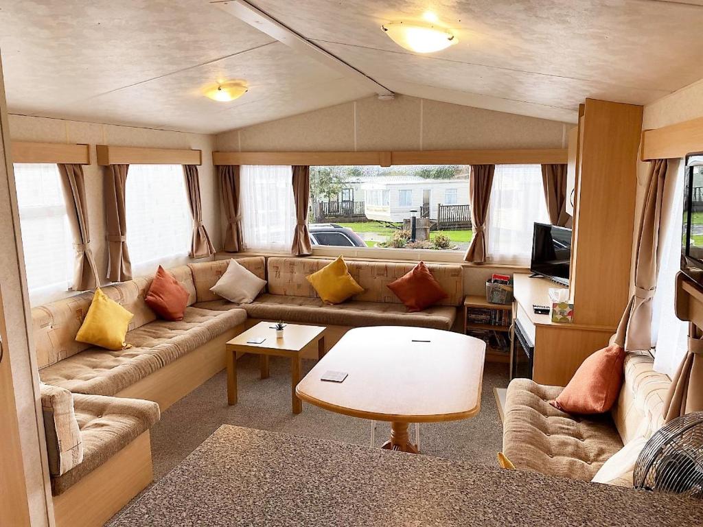 Devon Barnstaple Self Catering Accommodation Tarka Holiday Park, A14 Free Wi-Fi Spacious Tarka Holiday Park sleeps 5 Pets allowed Static Caravan home Devon EX31 4AU just 6 miles from Saunton Sands
