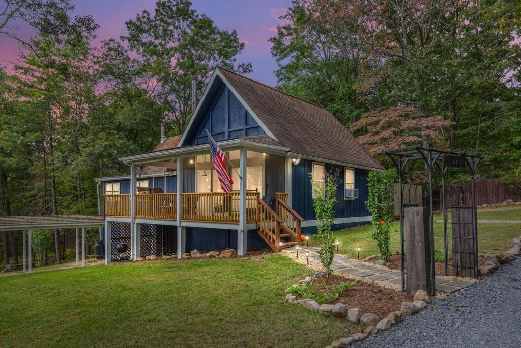 Blue Bear 4BR Cabin - Hot Tub, Starlink Wi-FI, Fire Pit, Sleeps 10
