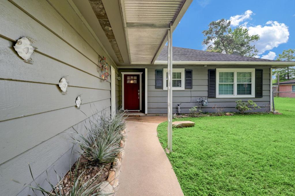 Kingwood Cottage - 10 mins from IAH - Lake Front