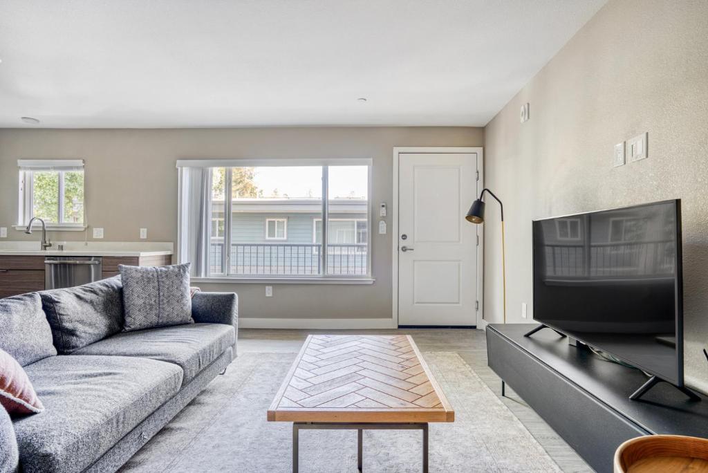 Campbell 1BR w WD Pool Gym nr WF TJ SFO-615
