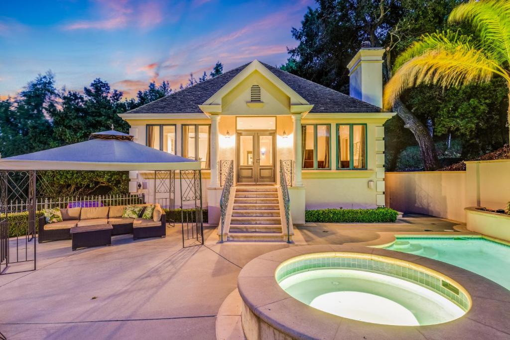 Luxurious 2 bdrm master suites w/ spa & pool