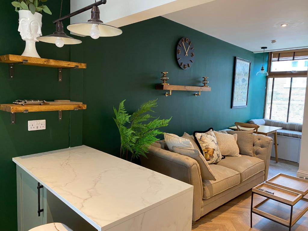 Luxurious one-bedroom seaside apartment
