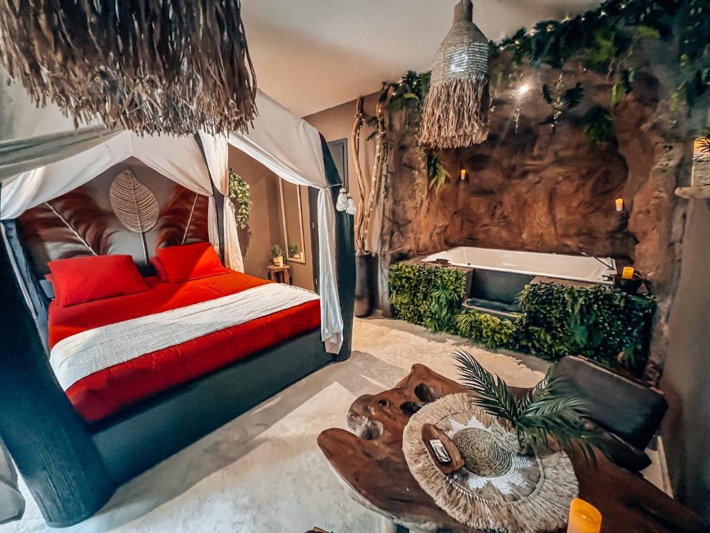 LA GROTTE Chambre jacuzzi charme romantique terrasse privée 300m plage et restaurants La Croix Valmer - Golfe Saint Tropez
