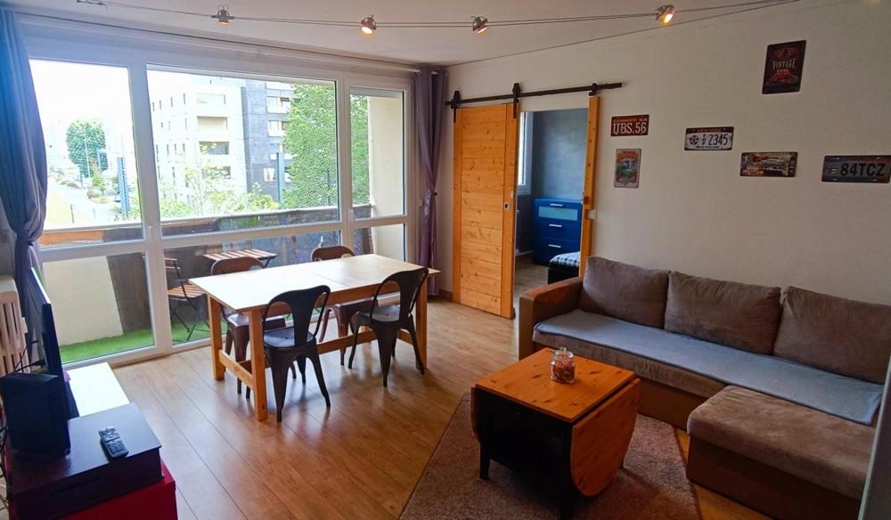 Appartement jusqu'à 6 personnes à côté du Mémorial