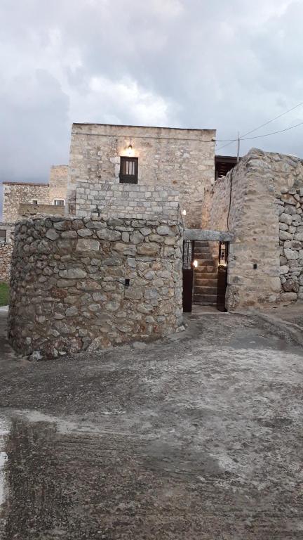 Πέτρινο σπίτι-Stone house