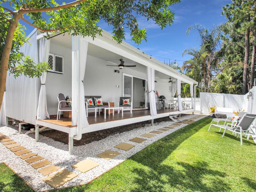 The Cottage Coolum Beach - Private Outdoor Spa, Fire Pit, Cinema Room