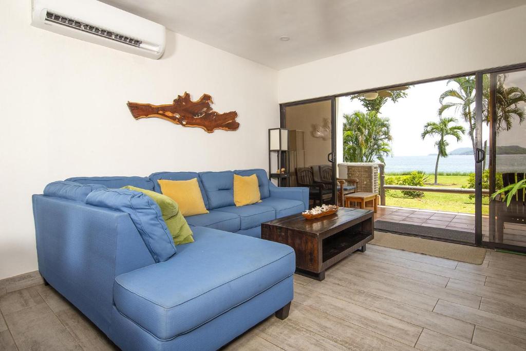 Newly Remodeled Ground-Floor Unit in Flamingo in Front of Beach