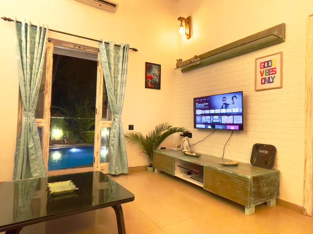 Rustic Private Pool Villa # 8 by SAZJ Hospitality
