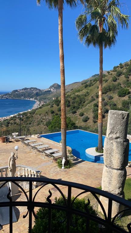 Villa Le Suites Sul Golfo Di Taormina,con piscina infinity a strapiombo sul mare