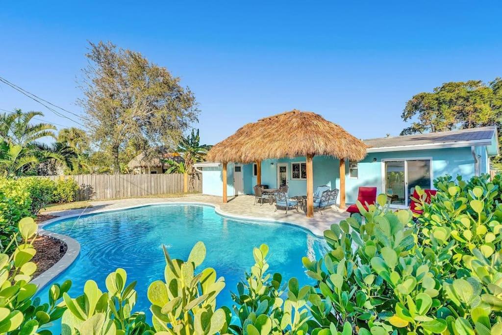 Cozy home with pool 1 mile from the beach